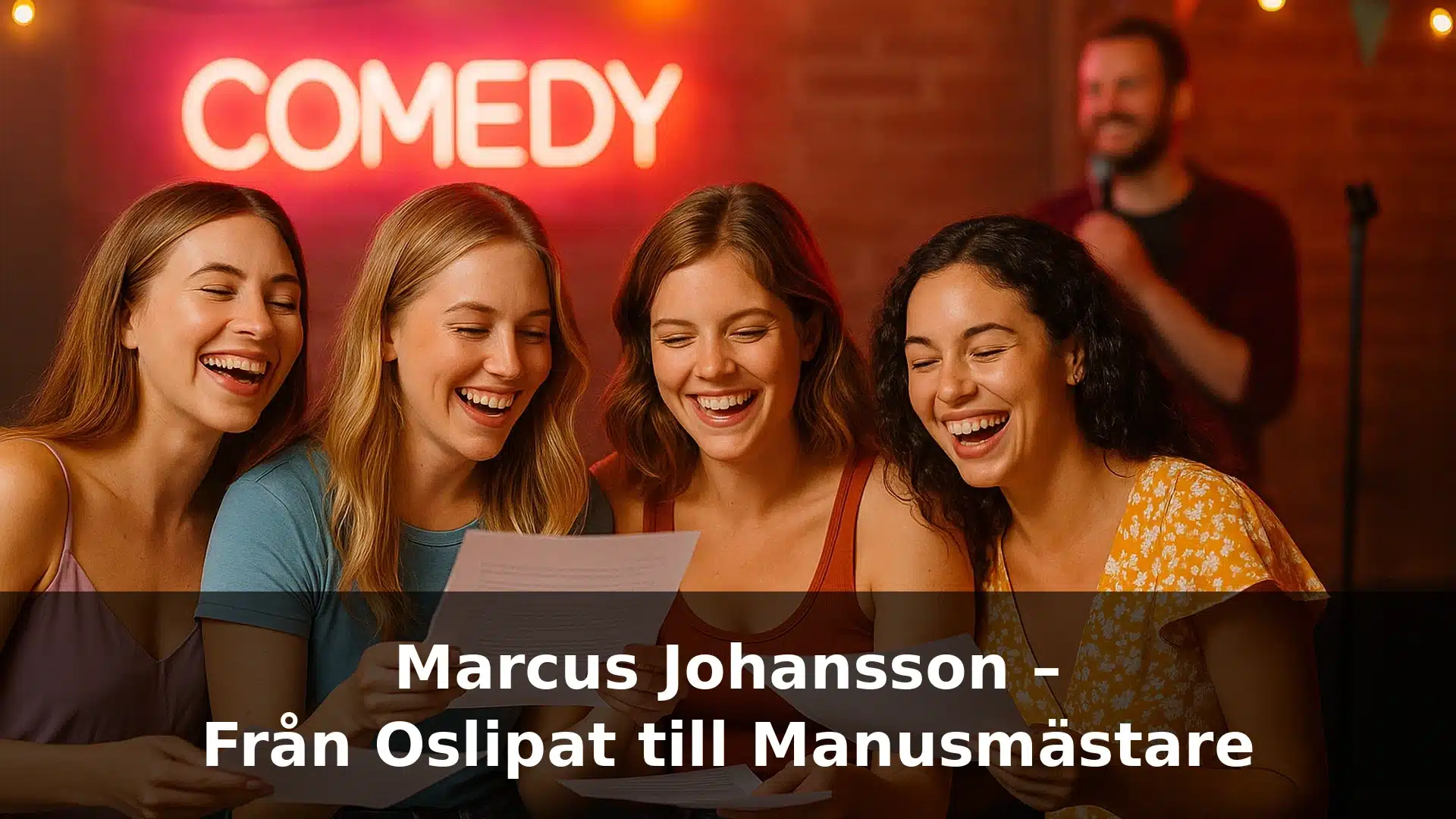marcus_johansson_header_final Fyra kvinnor skrattar och läser manus på en standupklubb med neonljus och somrig stämning.