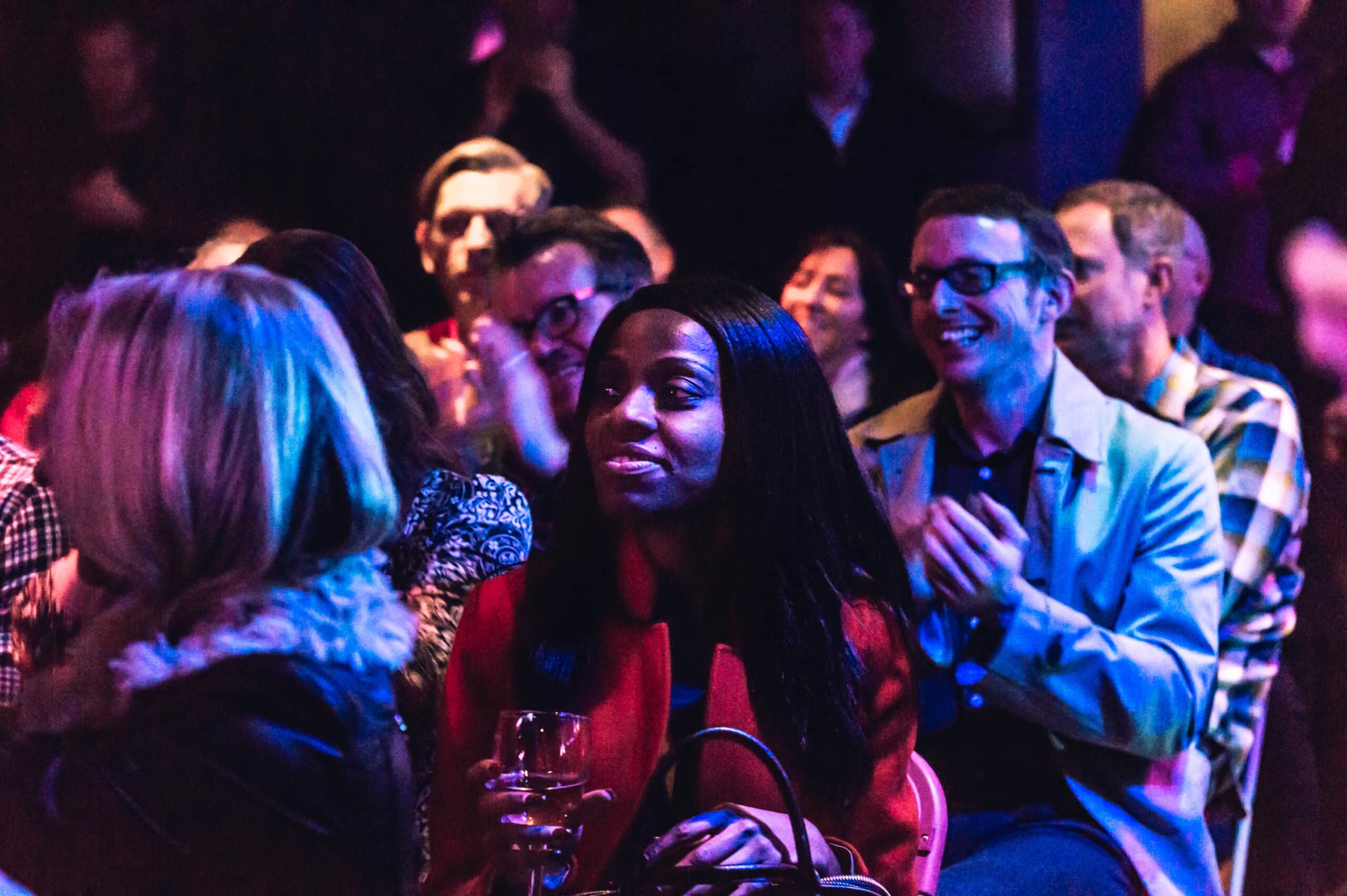 Publik i mörk miljö som är förväntans full