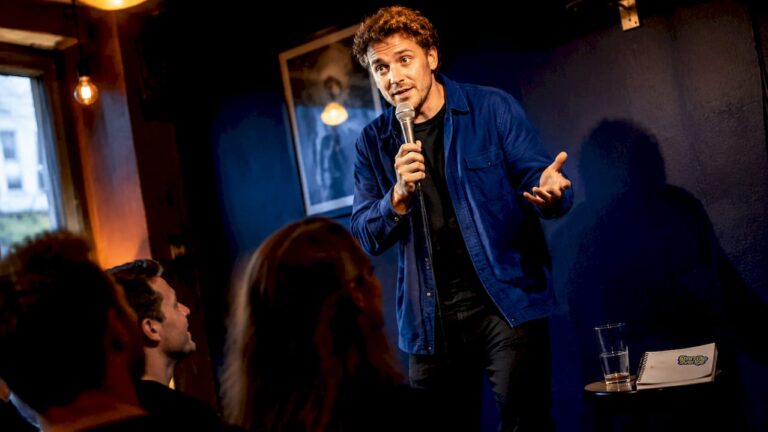 En svensk komiker bjuder på standup inför publik.