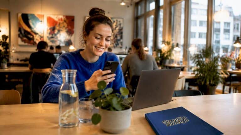 Kvinnor i åldern 20 till 44 som följer standup via mobilen
