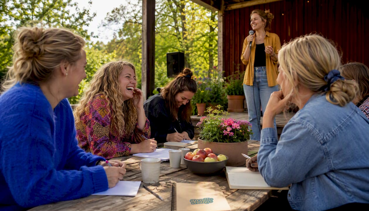 Standupkurs för kvinnor i en personlig och mysig klubbmiljö